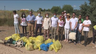 La reina Sofía recoge basura en Boadilla en su apoyo contra la 'basuraleza’