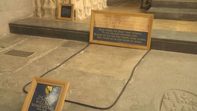 Visitamos la tumba de William Shakespeare y descubrimos su curioso epitafio