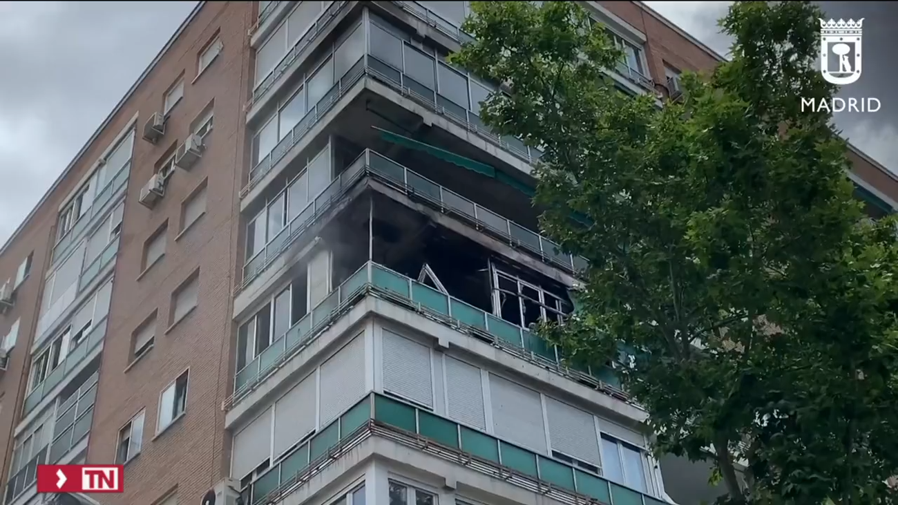 Los bomberos consiguen controlar un incendio en una terraza de Fuencarral