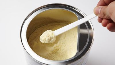 Estados Unidos compra a España más de 16,5 millones de botellas de leche para bebés para aliviar una escasez sin precedentes