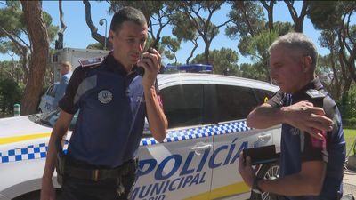 Alberto y Jesús: los policías que han salvado de morir ahogado a un bebé de 1 año en una piscina de Madrid