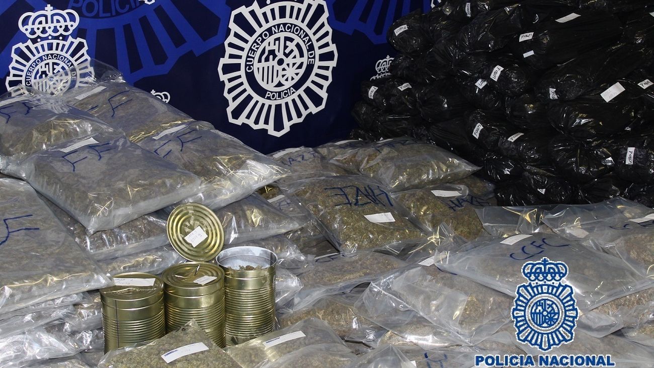 Desarticulada una red que ocultaba droga en latas de tomate y de aceitunas en una nave de Málaga