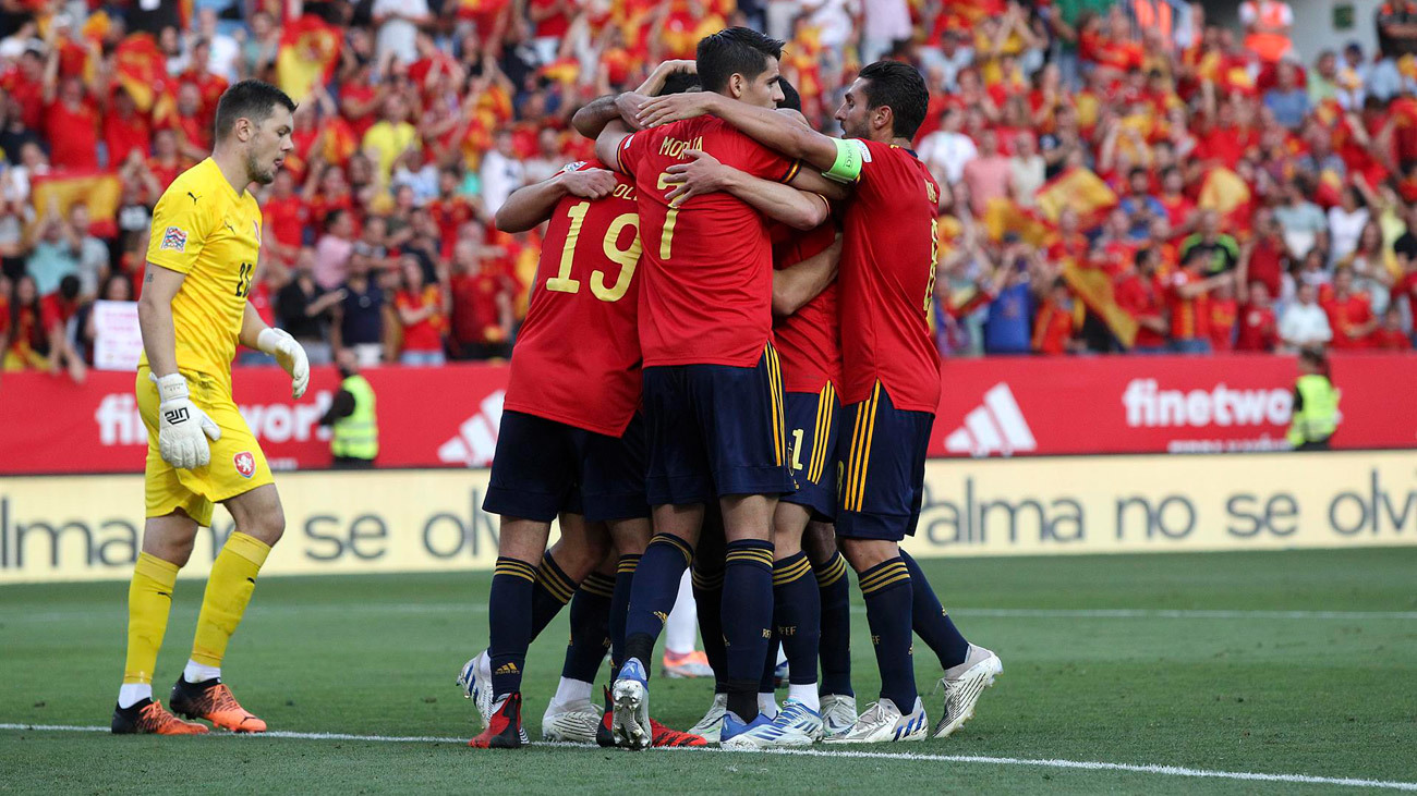 Los jugadores de la selección española celebran tras marcar ante la República Checa, durante el partido de la Liga de las Naciones que disputan este domingo en el estadio de La Rosaleda, en Málaga