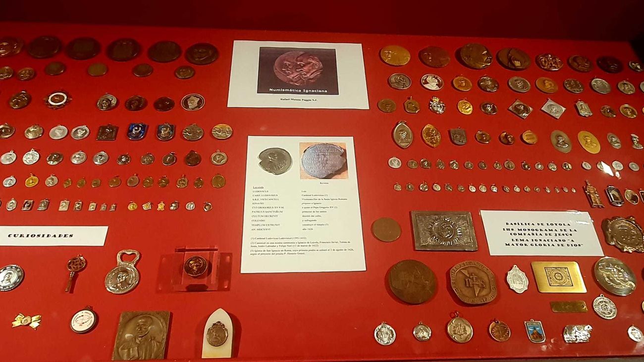Algunos de los objetos y monedas que se exponen en Alcalá de Henares