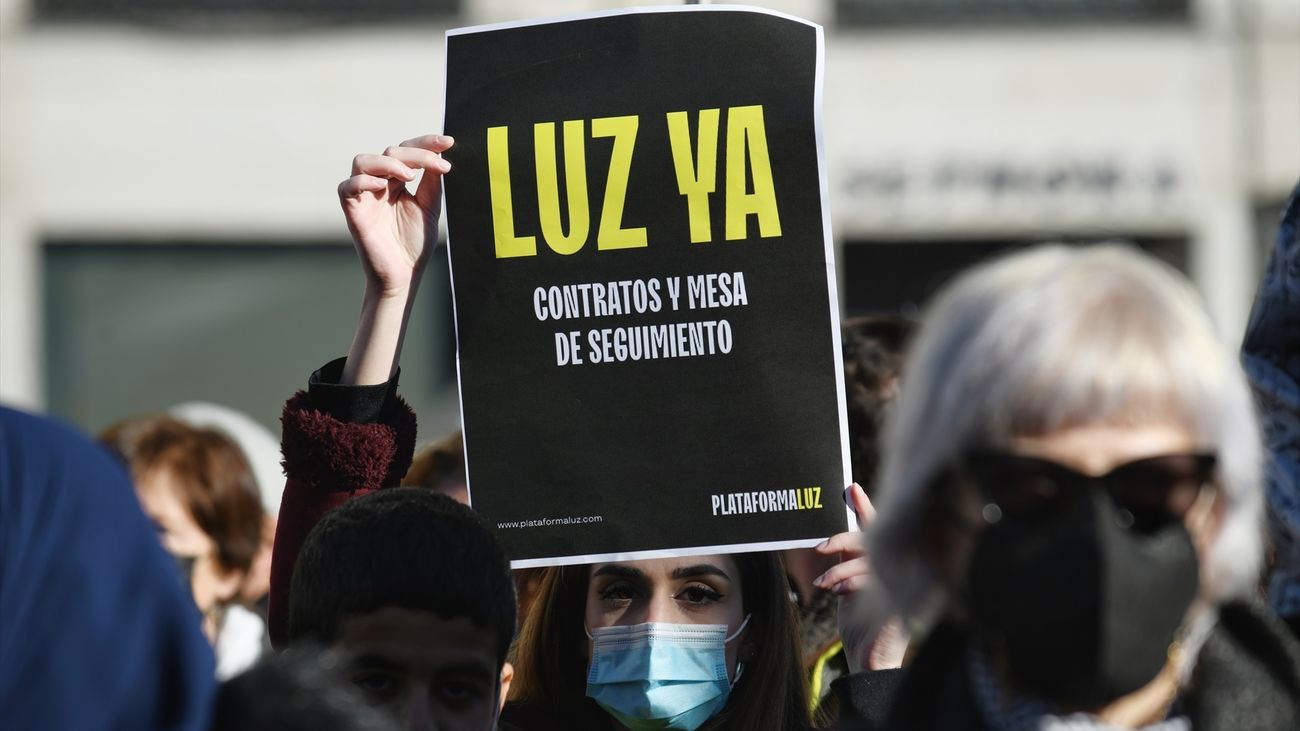 Una persona muestra un cartel reclamando Luz para los habitantes de la Cañada Real