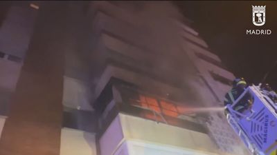 Cuatro intoxicados en el incendio de un edificio de 11 plantas en Barrio del Pilar