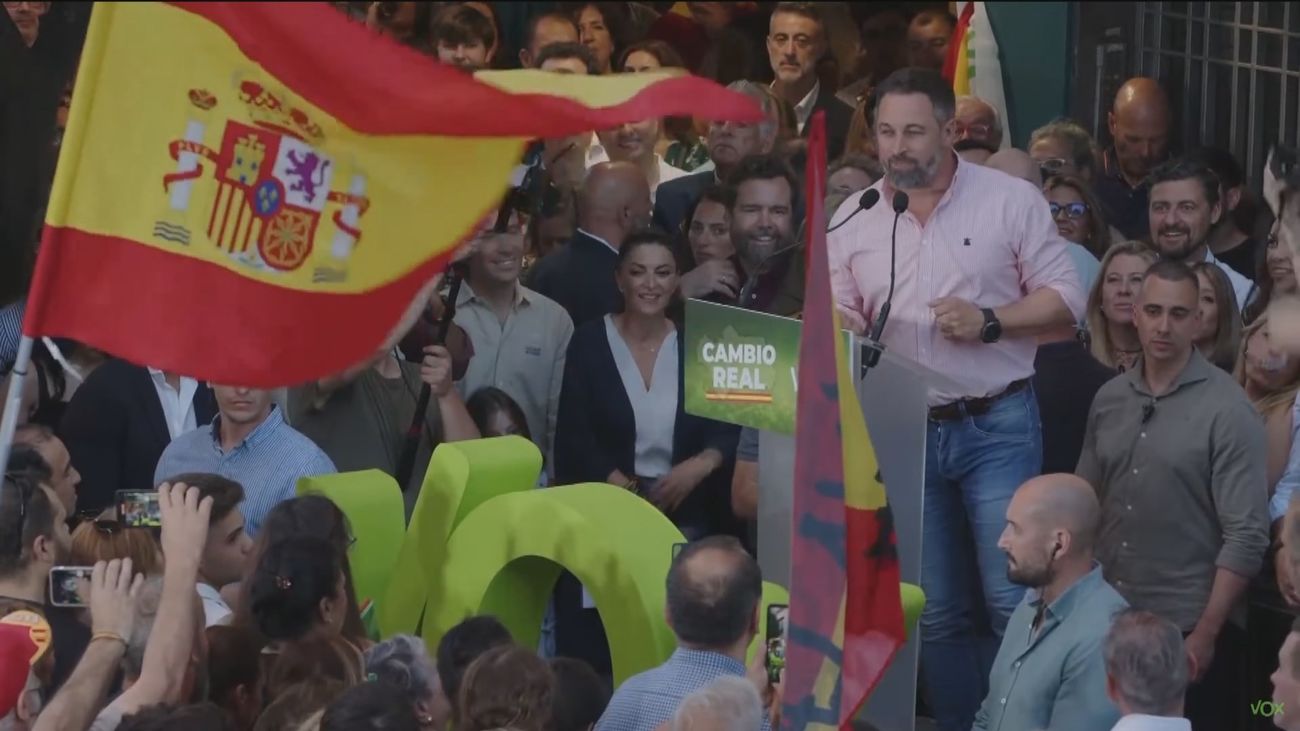 Vox se querella contra la Editorial Santillana