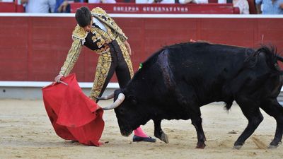 Debut y triunfo de Manuel Caballero en la Corrida de Asprona de Albacete