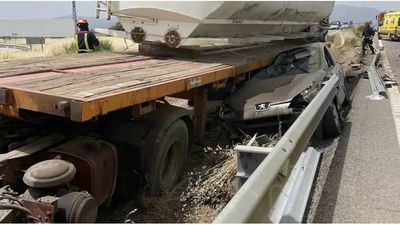 Un camión aplasta a dos coches en Pedrezuela con tres heridos graves