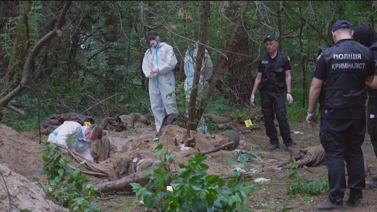 El horror de la guerra en Ucrania: una nueva fosa común en Bucha muestra cuerpos de civiles con las manos atadas