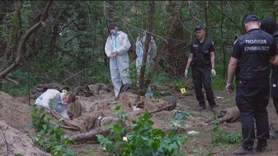 El horror de la guerra en Ucrania: una nueva fosa común en Bucha muestra cuerpos de civiles con las manos atadas