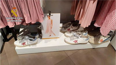 La Guardia Civil interviene cerca de 23.000 pares de zapatillas falsificadas en Fuenlabrada, Madrid, Elche y Barcelona