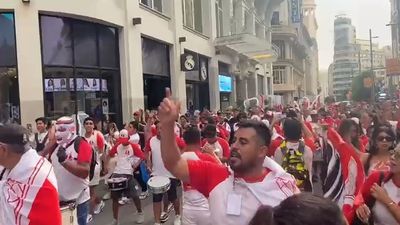 Peruanos en Madrid: de la fiesta en Gran Vía al palo de quedarse fuera del Mundial de fútbol