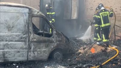 El incendio de varios vehículos se propaga a dos naves industriales de Vallecas