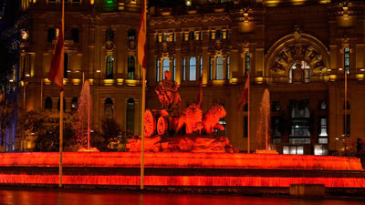 La diosa Cibeles se ilumina de rojo por el Día Mundial del Donante de sangre