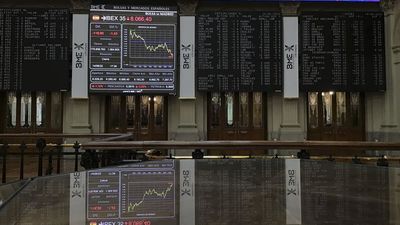 El Ibex 35 cae un 0,3% al cierre  de la sesión y se aferra a los 7.400 enteros