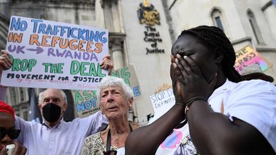 La Justicia europea frena el despegue del primer vuelo de solicitantes de asilo de Reino Unido a Ruanda