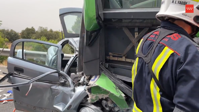 Muere la conductora de un turismo al chocar contra un autobús en la M-501