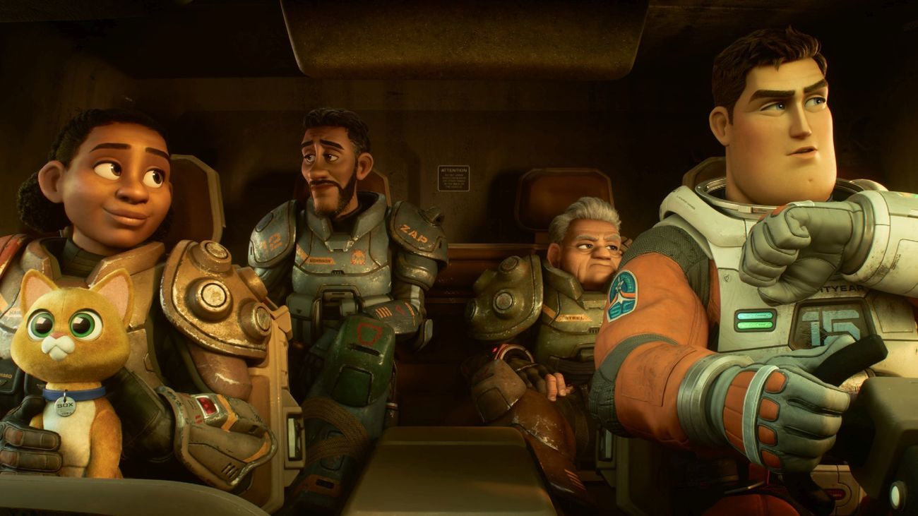 14 países vetan el estreno de 'Lightyear' por la escena  LGTBI que muestra un beso entre dos mujeres