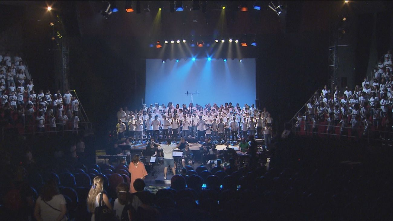 Ubuntu, mil niños de Madrid cantan en el Price con una sola voz