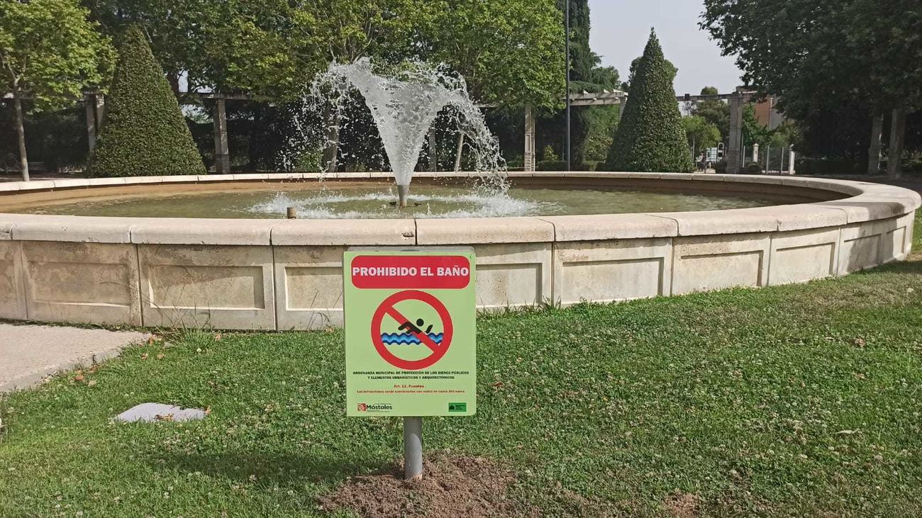 Una de las fuentes mostoleñas con el cartel de prohibido el baño