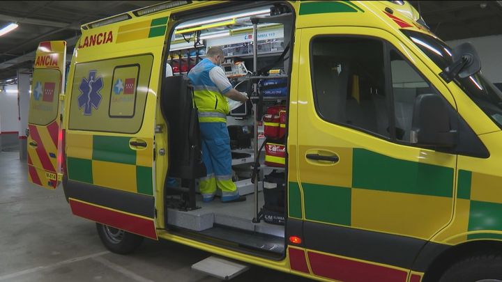 Una mujer da a luz en una UVI móvil del SAMUR cuando iba al hospital desde una parada de autobús en Madrid