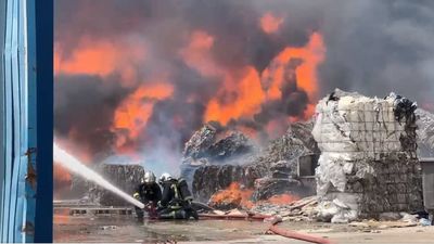 Declarado un incendio en Serranillos del Valle en una nave de reciclaje de residuos