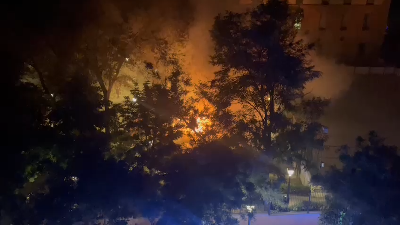Susto vecinal por un incendio en el parque Conde Duque