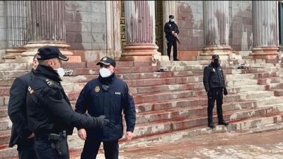 Detenidos por la Brigada Antiterrorista 14 activistas que lanzaron pintura en el Congreso contra el cambio climático