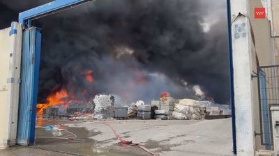 Tercer incendio en menos de 10 años en la nave de reciclaje de residuos de Serranillos del Valle