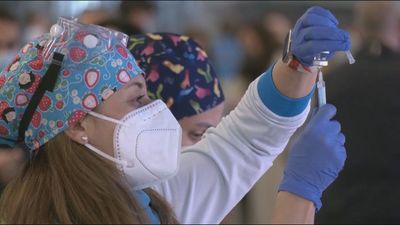 Polémica por la rectificación del Ministerio de Sanidad sobre la cuarta dosis para la población general