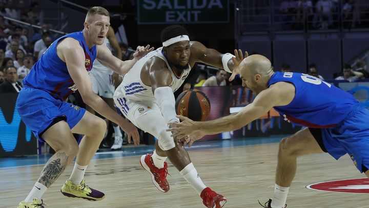 Yabusele ante el Barcelona / EFE