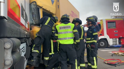 Los bomberos rescatan a un camionero atrapado por las piernas tras chocar contra un tráiler en Mercamadrid