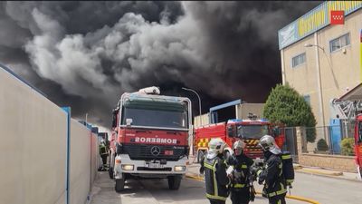 Incendio en una nave de Serranillos: los bomberos han trabajado toda la noche para evitar que se produzcan focos secundarios