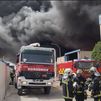 Incendio en una nave de Serranillos: los bomberos han trabajado toda la noche para evitar que se produzcan focos secundarios