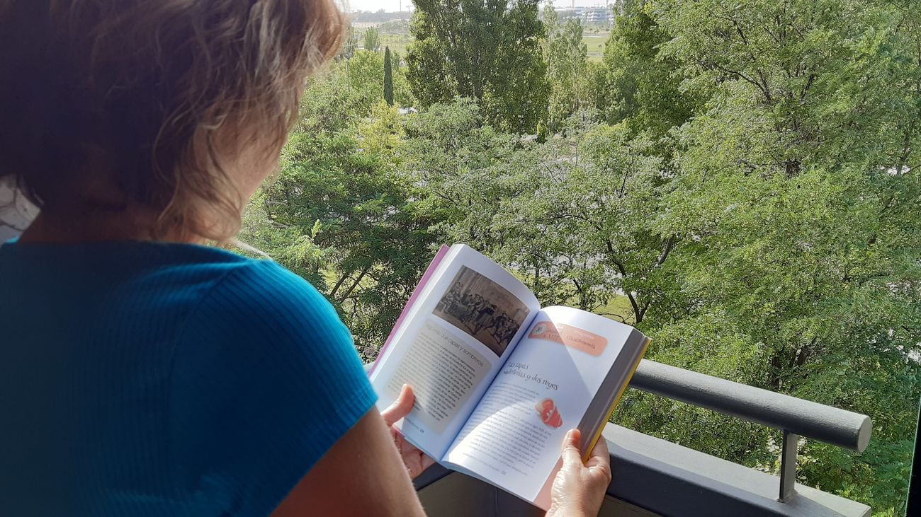 Una mujer lee al aire libre