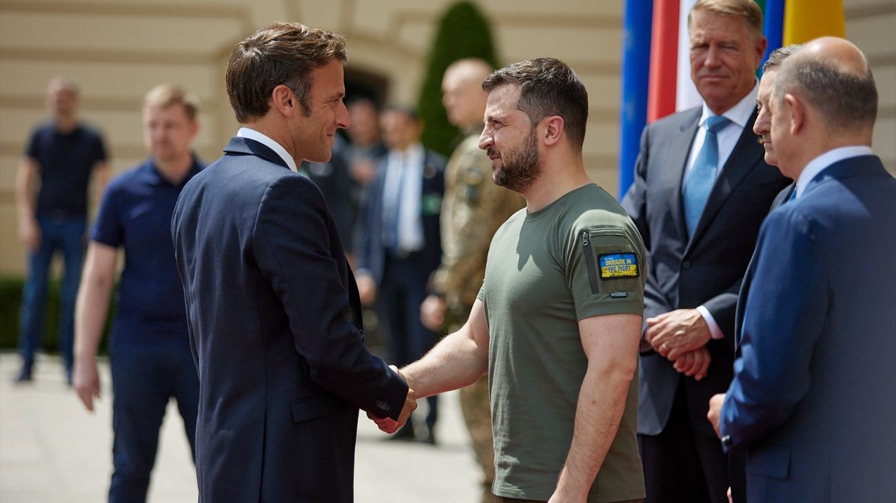 El presidente de Francia, Emmanuel Macron, y el presidente de Ucrania, Volodirmir Zelenski