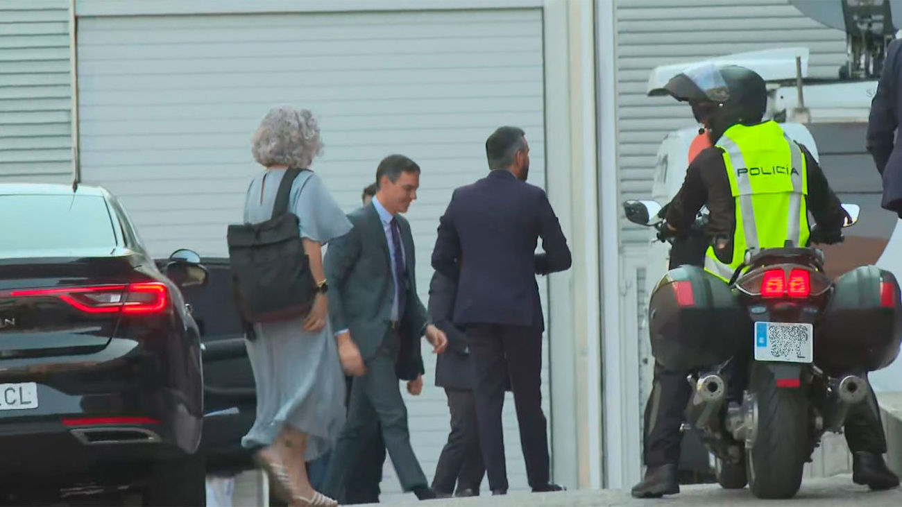 Pedro Sánchez evita a los periodistas y accede por la puerta trasera al museo Reina Sofía