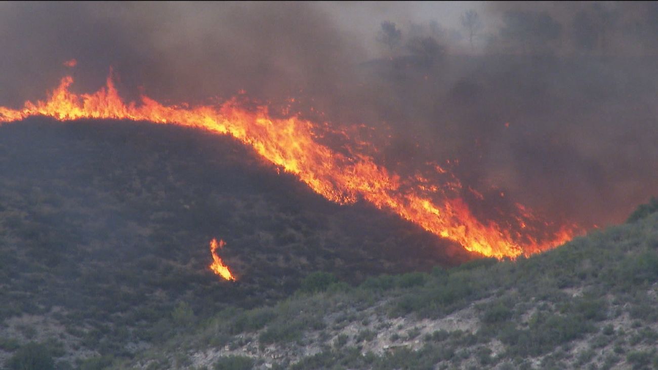 Ocho comunidades luchan contra el fuego