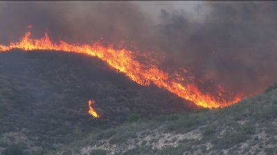 Ocho comunidades luchan contra el fuego