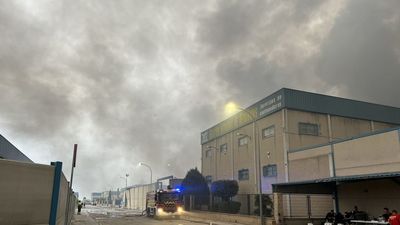 Bomberos siguen apagando el incendio de una nave de reciclaje de residuos en Serranillos