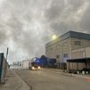 Bomberos siguen apagando el incendio de una nave de reciclaje de residuos en Serranillos