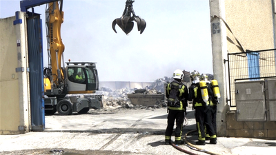Según el dueño de la nave incendiada en Serranillos del Valle, el fuego fue provocado por gente externa