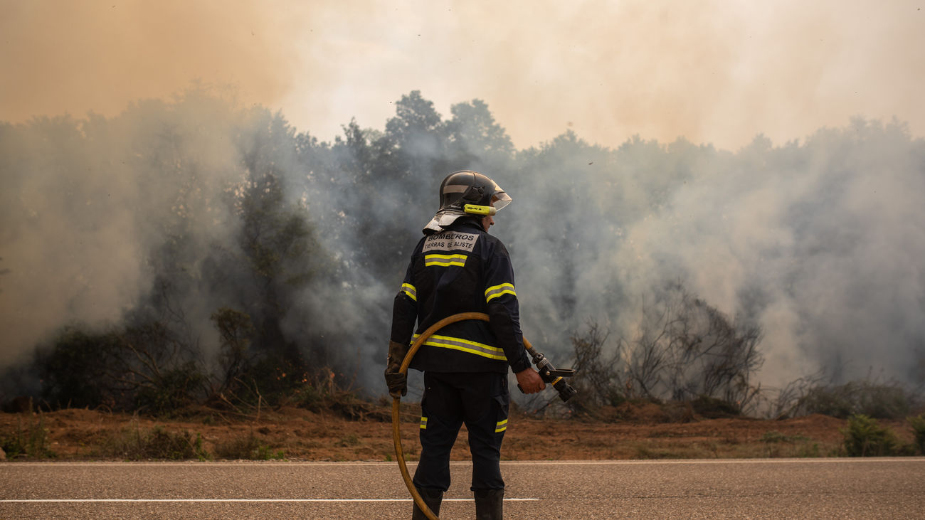 Un bombero en el incendio de Zamora