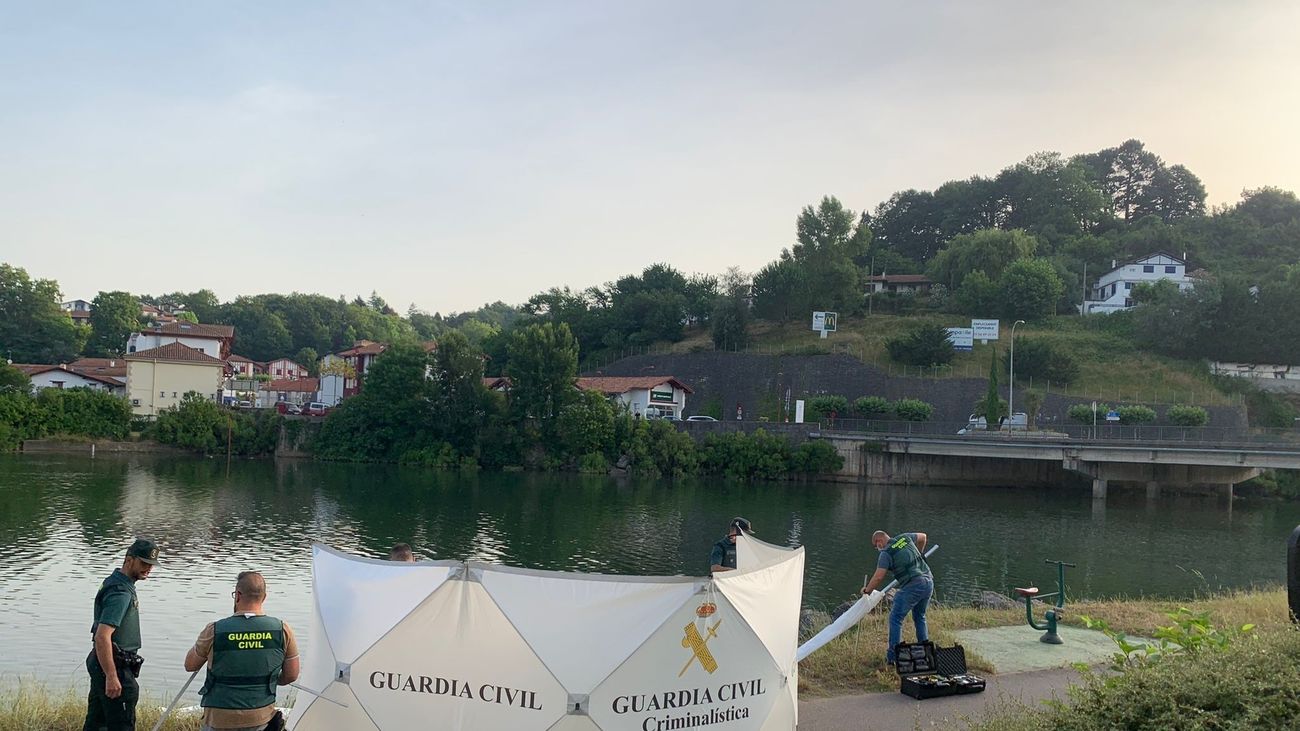 Guardia Civil junto  al río Bidasoa, Guipúzcoa
