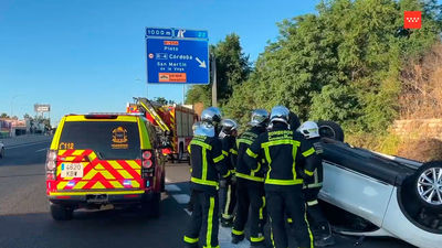 Accidente de tráfico en la A-4 con un vehículo volcado a la altura de Pinto