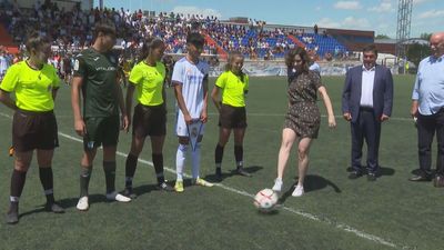 Ayuso, una ‘madrina’ de honor en un torneo de fútbol de cadetes en Alalpardo