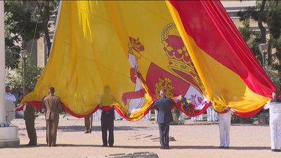 Los madrileños se vuelcan con el rey Felipe VI en Colón por su aniversario, con un izado solemne de la bandera