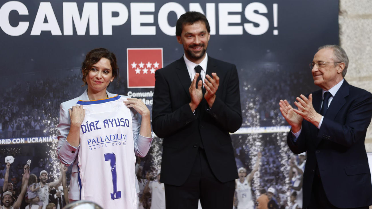 Ayuso y Almeida celebran con el Real Madrid su flamante 36ª Liga