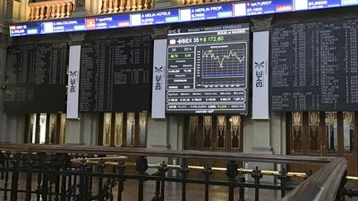 La Bolsa española recorta un 0,48% y baja hasta los 8.100 puntos por los bancos